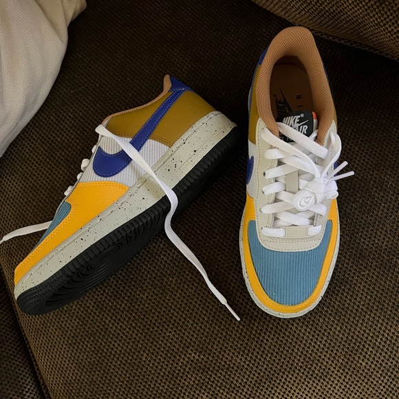 Women’s Nike - Size 4.5Y - Picture 2 of 2